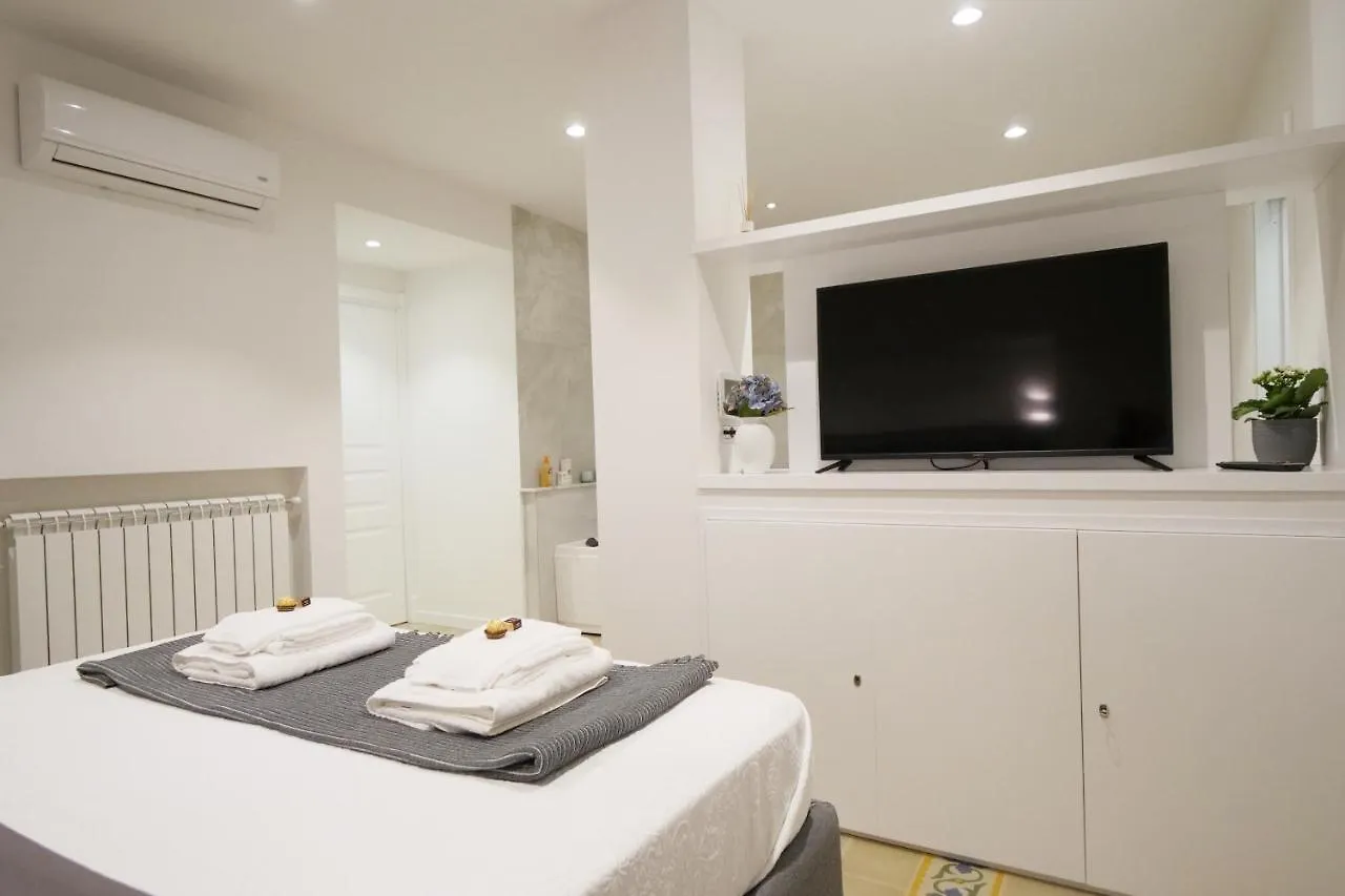 7 Blu Casa Vacanze Con Idromassaggio Catania 0*,  Italy